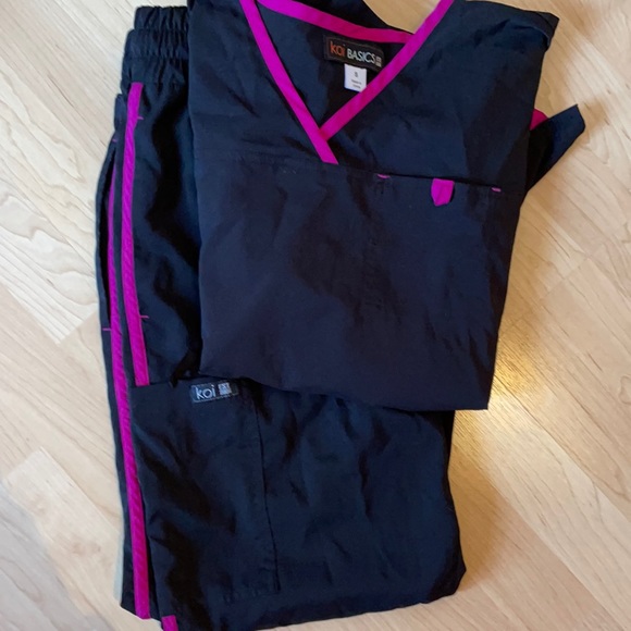 Koi basics black scrub set small